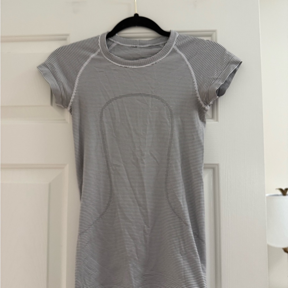 Lululemon Athletica Gray Fitted Short Sleeve Tee